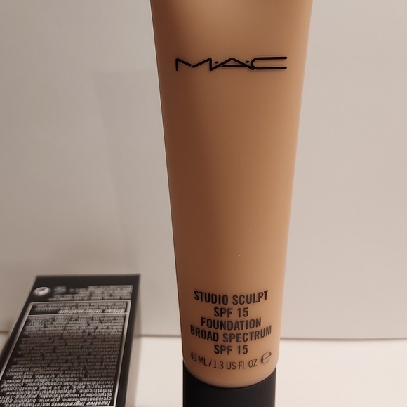 MAC Studio Sculpt SPF 15 Foundation *NC37* / 1 oz / New in box - Picture 3 of 5